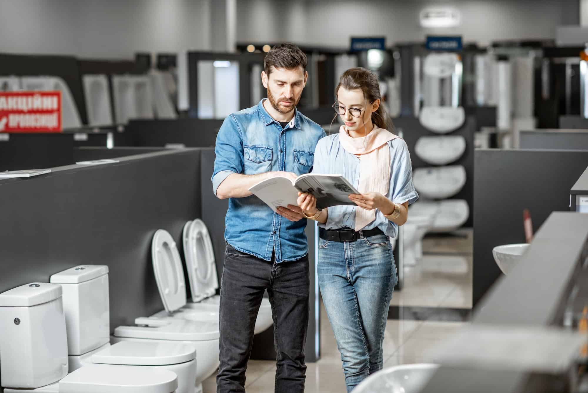 couple-choosing-toilet-ceramics-in-the-shop.jpg