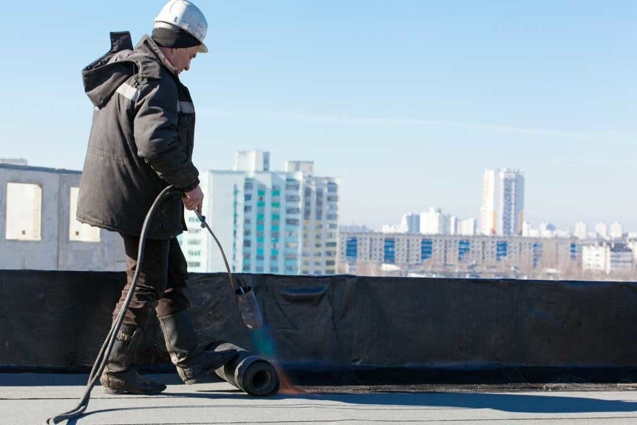 guy-who-is-insulating-roof guy-who-is-insulating-roof